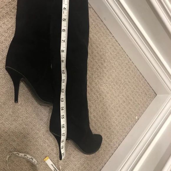 Givenchy suede boots in a size 39.5. I previously sold my sisters size 39 - Picture 8 of 9